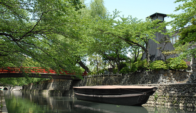 住吉燈台と川舟